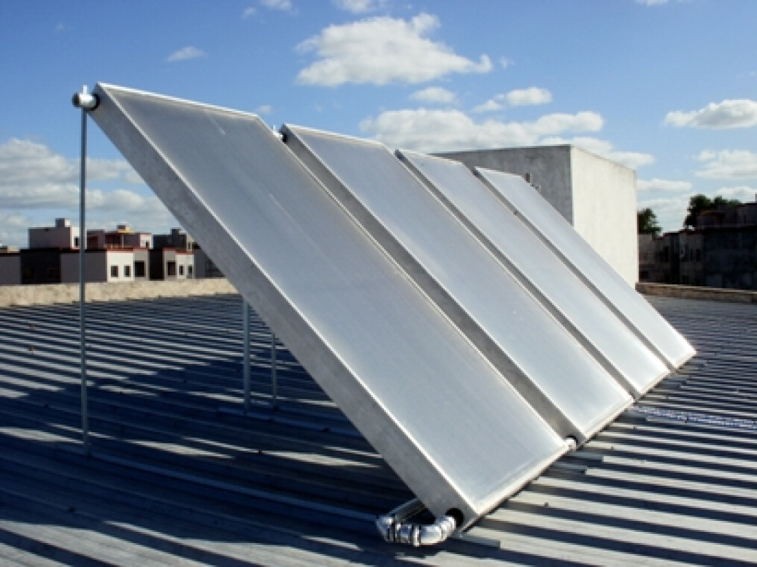 La Universidad asiste a empresa que fabrica calefones solares