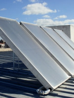 La Universidad asiste a empresa que fabrica calefones solares