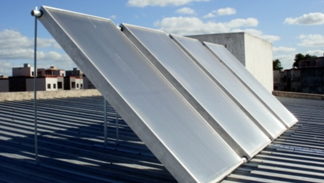 imagen La Universidad asiste a empresa que fabrica calefones solares