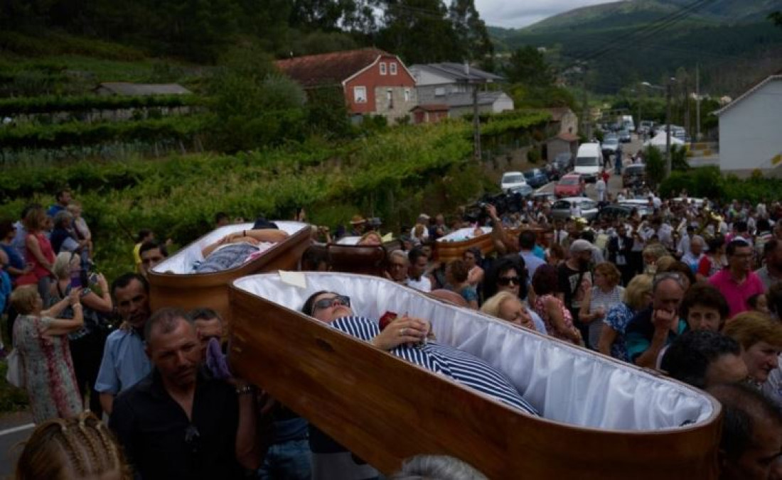 La delirante fiesta cristiana donde los vivos viajan dentro de ataúdes