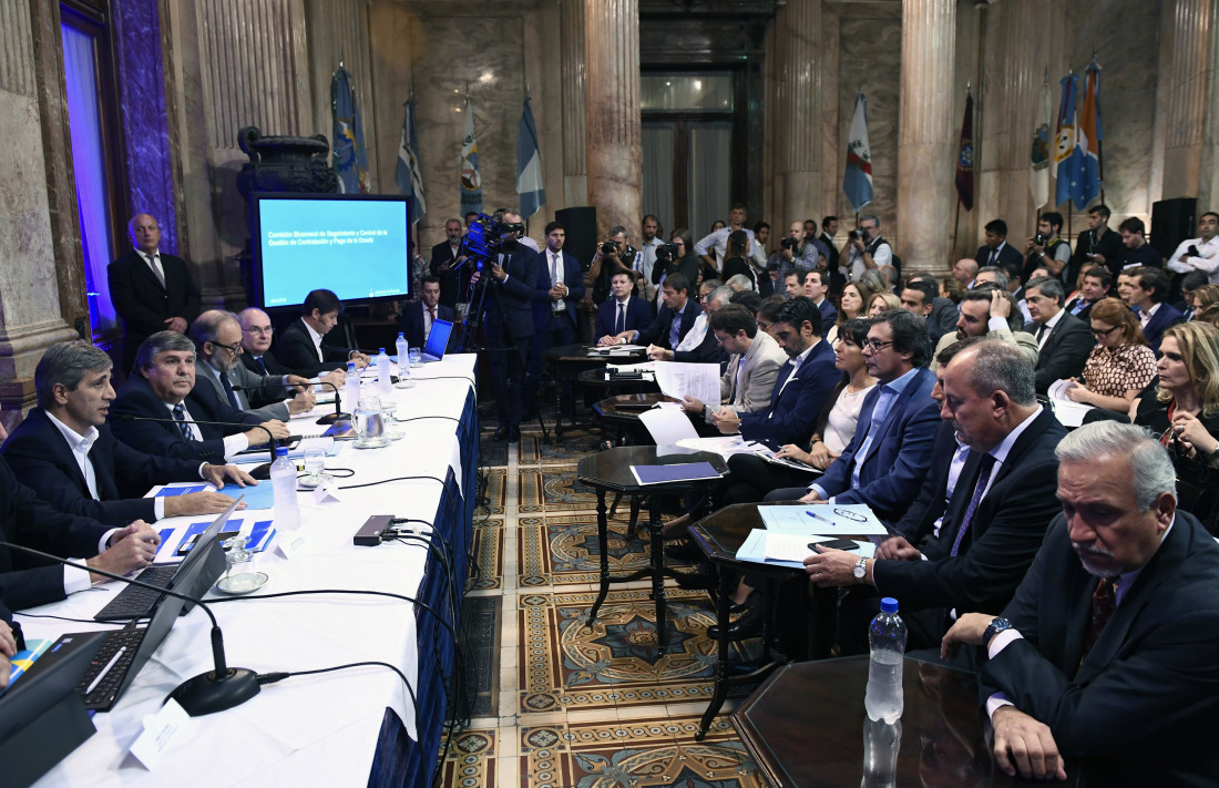 El kirchnerismo pidió que se vuelva a citar a Caputo a la Bicameral de la Deuda