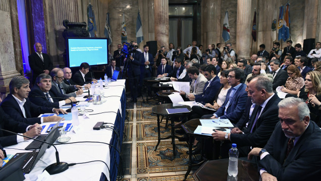 imagen El kirchnerismo pidió que se vuelva a citar a Caputo a la Bicameral de la Deuda