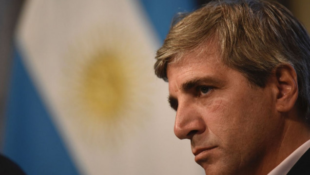 imagen La offshore de Caputo compró bonos a 100 años y lo denuncian por incompatibilidad
