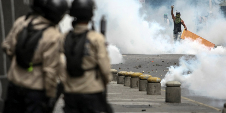 Saqueos, tiroteos y diez muertos en Caracas