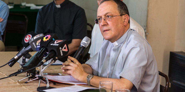 Internaron por un tumor al arzobispo de Mendoza
