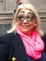 Lilita fue a votar con unos curiosos anteojos