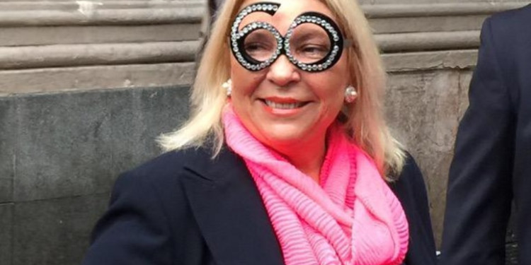 Lilita fue a votar con unos curiosos anteojos