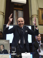 A los 87 años, Menem presentó su autobiografía y alentó a Pichetto a ser presidente