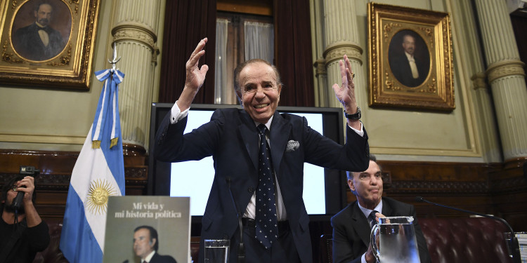A los 87 años, Menem presentó su autobiografía y alentó a Pichetto a ser presidente