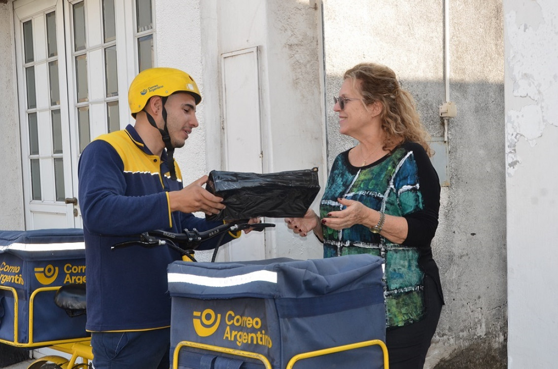 De llevar cartas de próceres a transportar vacunas: la labor "esencial" del cartero y la cartera