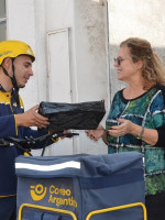 De llevar cartas de próceres a transportar vacunas: la labor "esencial" del cartero y la cartera