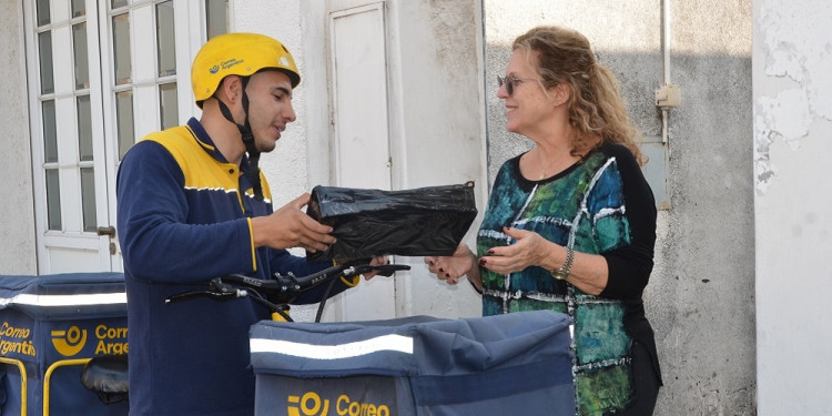 De llevar cartas de próceres a transportar vacunas: la labor "esencial" del cartero y la cartera