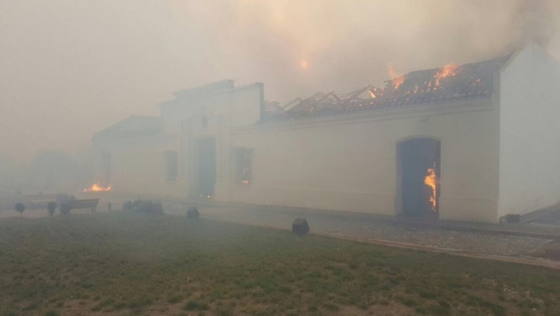 El viento llegó a San Luis fuerte y quemó la réplica de la Casa de Tucumán
