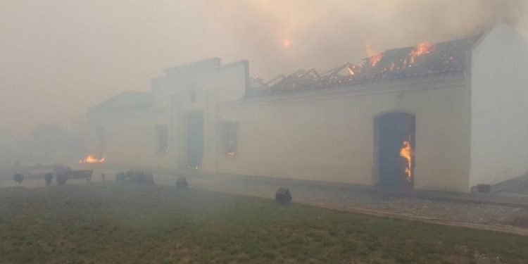 El viento llegó a San Luis fuerte y quemó la réplica de la Casa de Tucumán