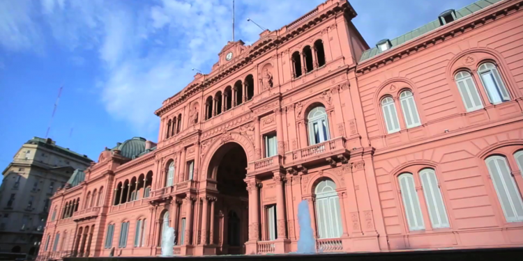 Fuerte ajuste en la planta estatal: el Gobierno recortaría el 18 % de los puestos