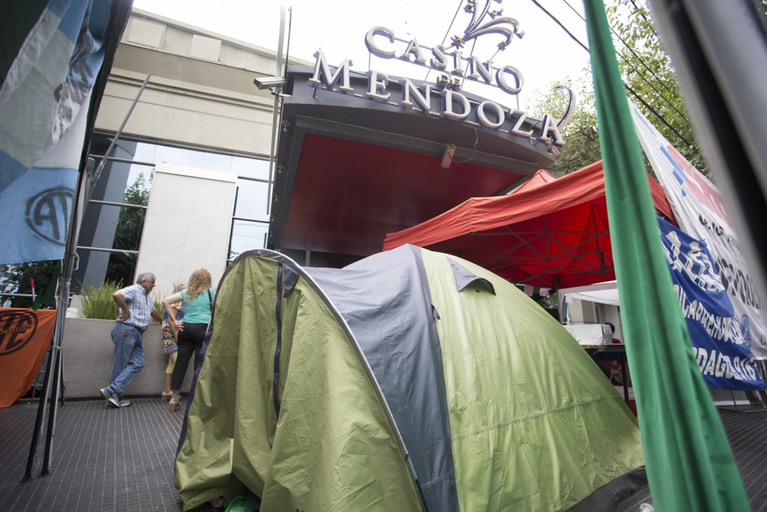 Frenan el desalojo de las carpas del casino