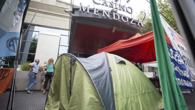 imagen Frenan el desalojo de las carpas del casino