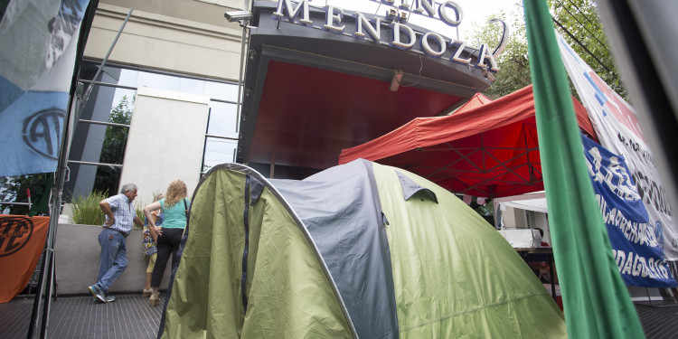 Frenan el desalojo de las carpas del casino