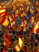 Mientras miles se manifiestan en contra, Puigdemont va por la independencia