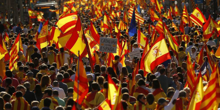 Mientras miles se manifiestan en contra, Puigdemont va por la independencia