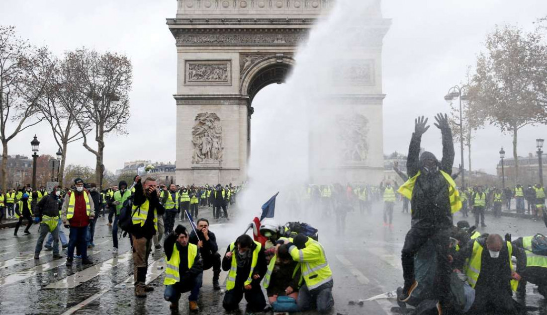 Tras las protestas, Francia suspendió por seis meses la suba de combustibles