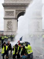 Tras las protestas, Francia suspendió por seis meses la suba de combustibles