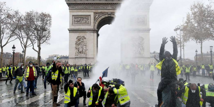 Tras las protestas, Francia suspendió por seis meses la suba de combustibles
