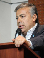Cornejo criticó a quienes "meten miedo" con el fracking