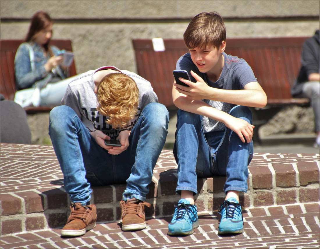 Tres de cada diez jóvenes tendrán miopía en 2020 por el uso de celulares