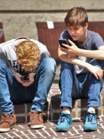 Tres de cada diez jóvenes tendrán miopía en 2020 por el uso de celulares