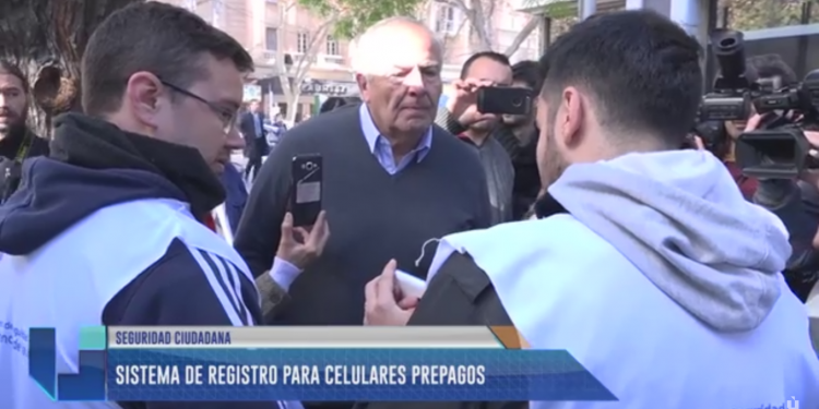 Presentaron la cabina para registrar celulares prepagos