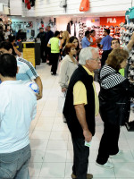 Estos son los comercios que se prenden al horario corrido