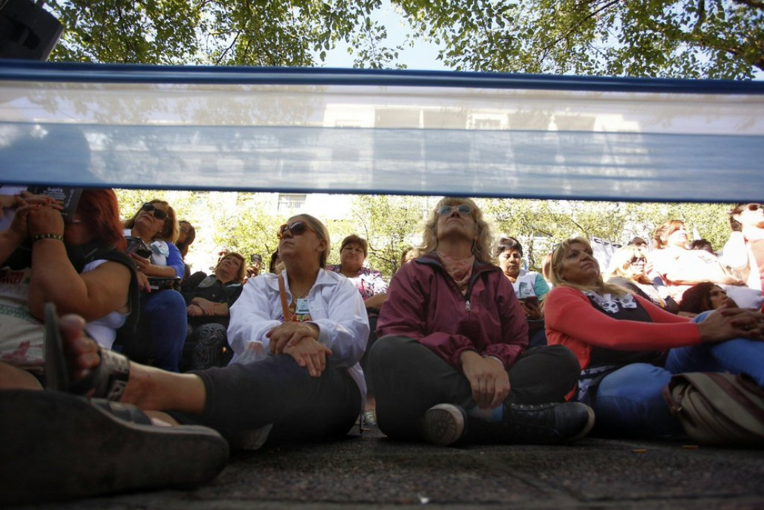 Después del decreto, los gremios evalúan un paro general