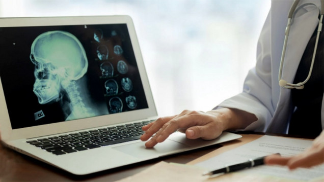imagen El uso excesivo de dispositivos electrónicos genera lesiones musculares y visuales
