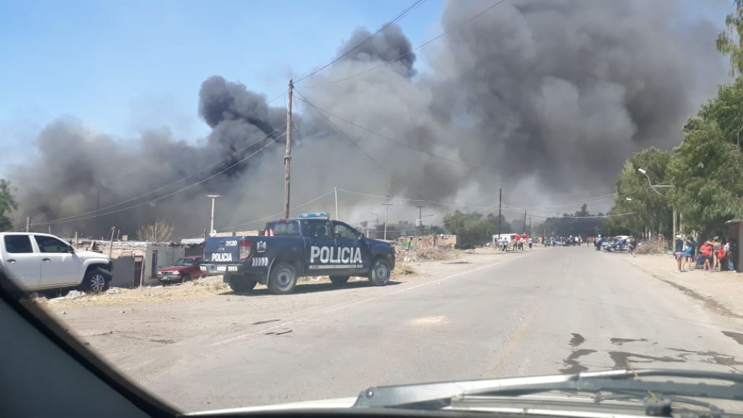 imagen El Zonda propagó un incendio en el Cerro Arco y hubo miedo en barrios cercanos