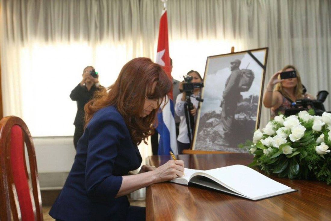 Cristina fue a la embajada de Cuba a dar su pésame por la muerte de Fidel Castro