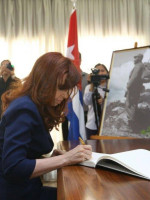 Cristina fue a la embajada de Cuba a dar su pésame por la muerte de Fidel Castro