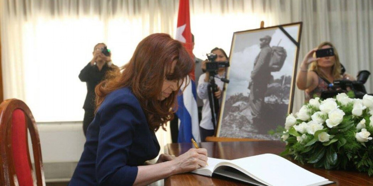 Cristina fue a la embajada de Cuba a dar su pésame por la muerte de Fidel Castro