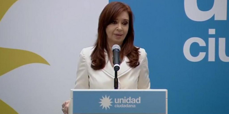 CFK dice que encabeza la lista negra del "autoritario" Macri