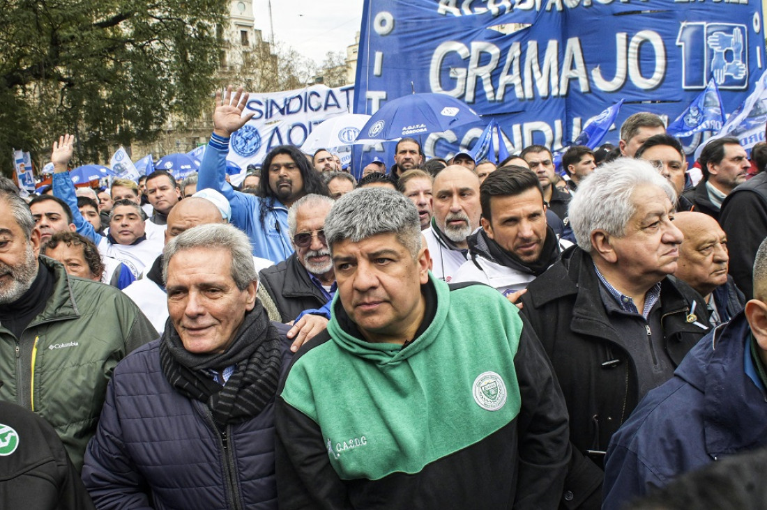 Sin críticas directas al Gobierno, la CGT y la CTA marcaron la cancha 