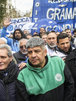 Sin críticas directas al Gobierno, la CGT y la CTA marcaron la cancha 