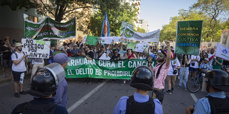 En su regreso de Brasil, Macri visitó los pueblos inundados del Chaco