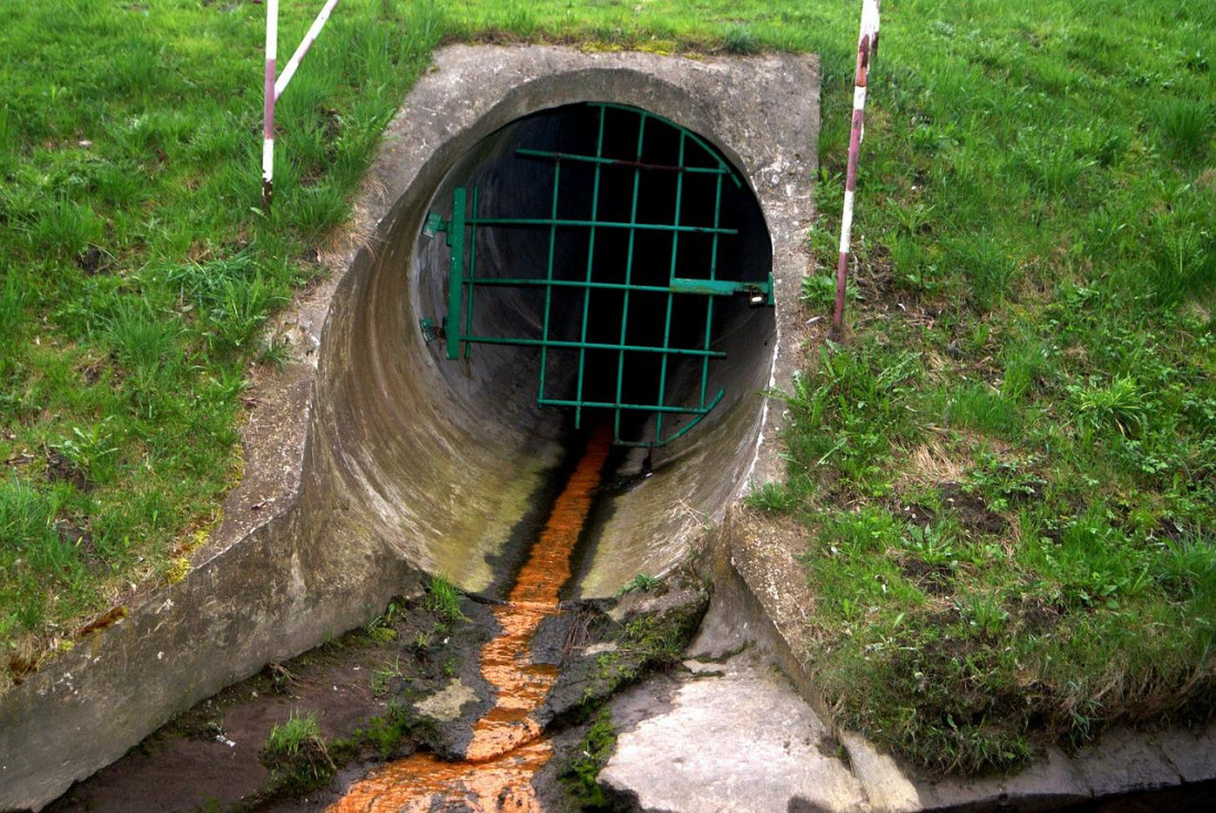 ¿Cuál es la multa que cobra el Ministerio de Ambiente por contaminar un curso de agua?