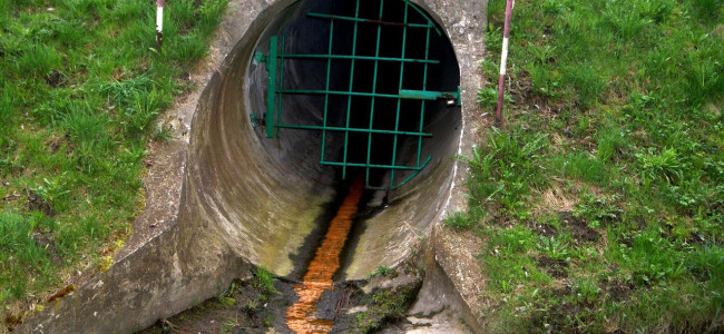 ¿Cuál es la multa que cobra el Ministerio de Ambiente por contaminar un curso de agua?