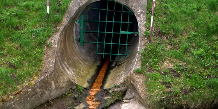 ¿Cuál es la multa que cobra el Ministerio de Ambiente por contaminar un curso de agua?