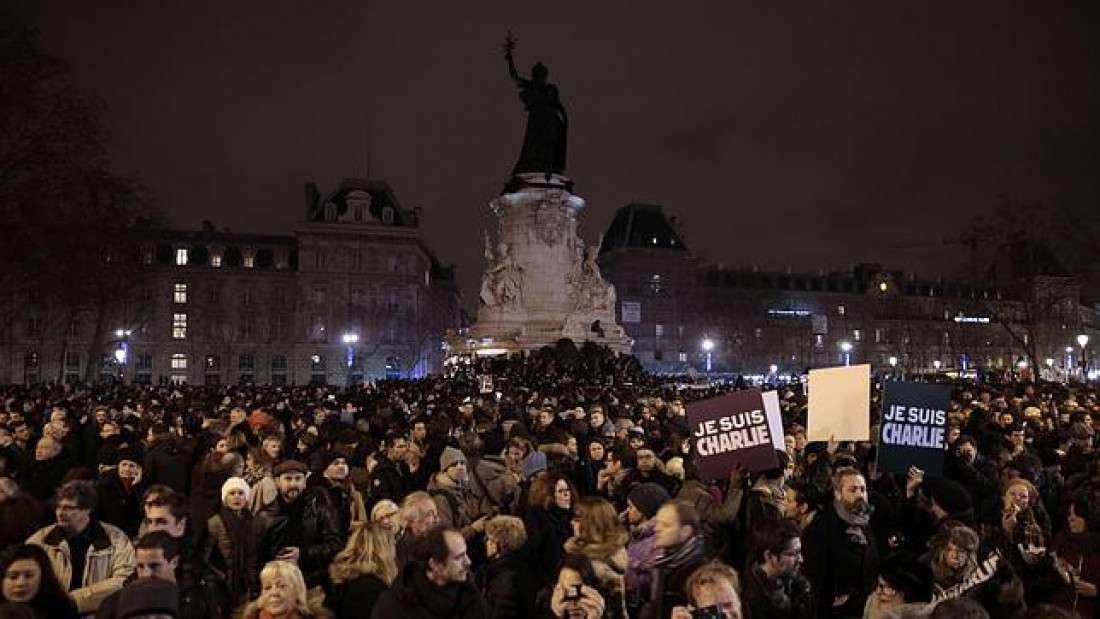 "Frente a un acto de guerra, los franceses reaccionaron expresando su vínculo con la libertad de prensa", aseveró Alain Touraine