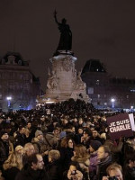 "Frente a un acto de guerra, los franceses reaccionaron expresando su vínculo con la libertad de prensa", aseveró Alain Touraine