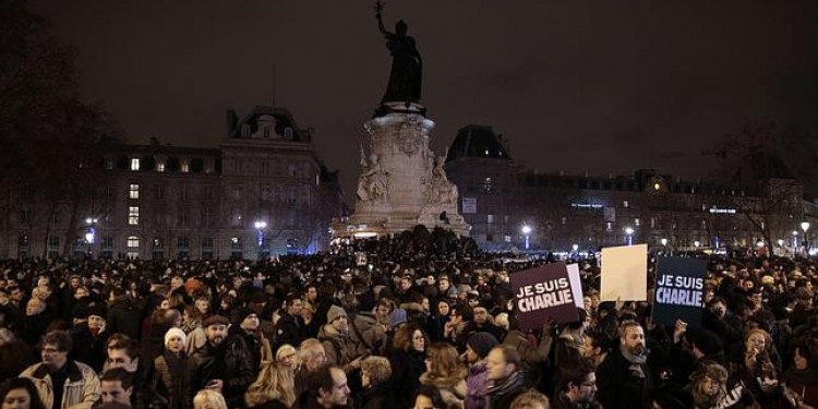 "Frente a un acto de guerra, los franceses reaccionaron expresando su vínculo con la libertad de prensa", aseveró Alain Touraine