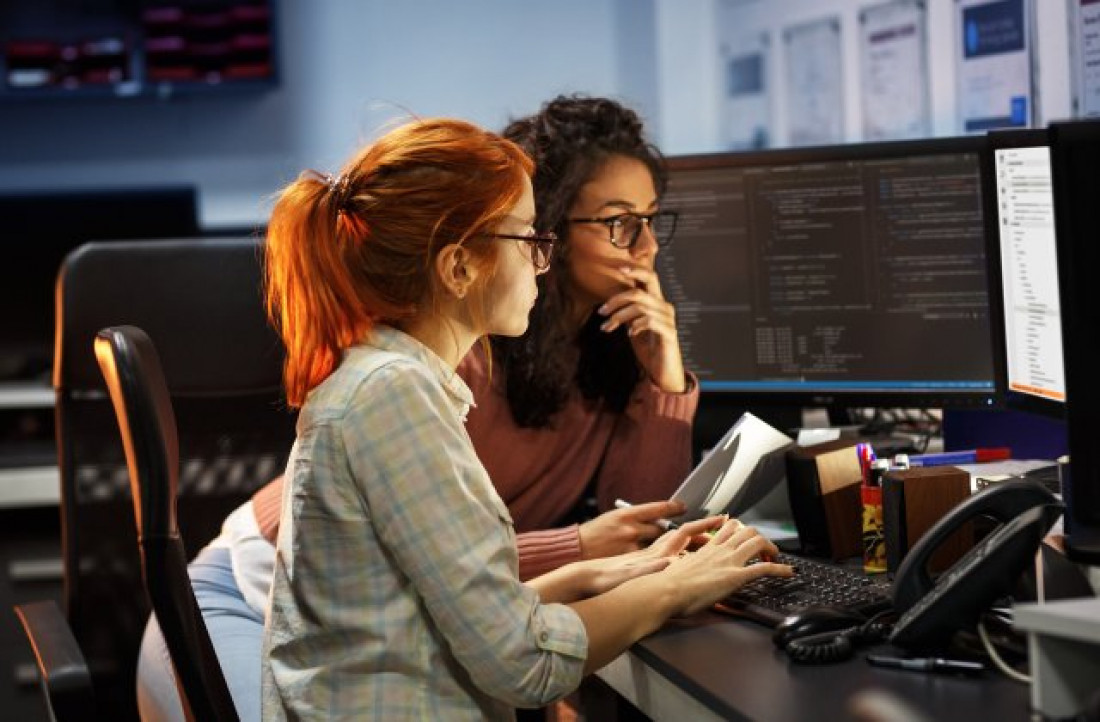 Las mujeres y su relación con la tecnología: "Una no puede elegir lo que no ve"