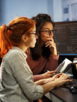 Las mujeres y su relación con la tecnología: "Una no puede elegir lo que no ve"